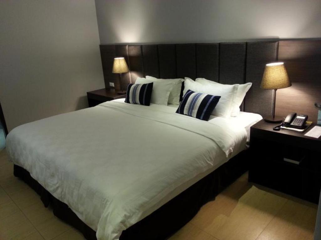 Avenue Suites Bacolod Exterior foto